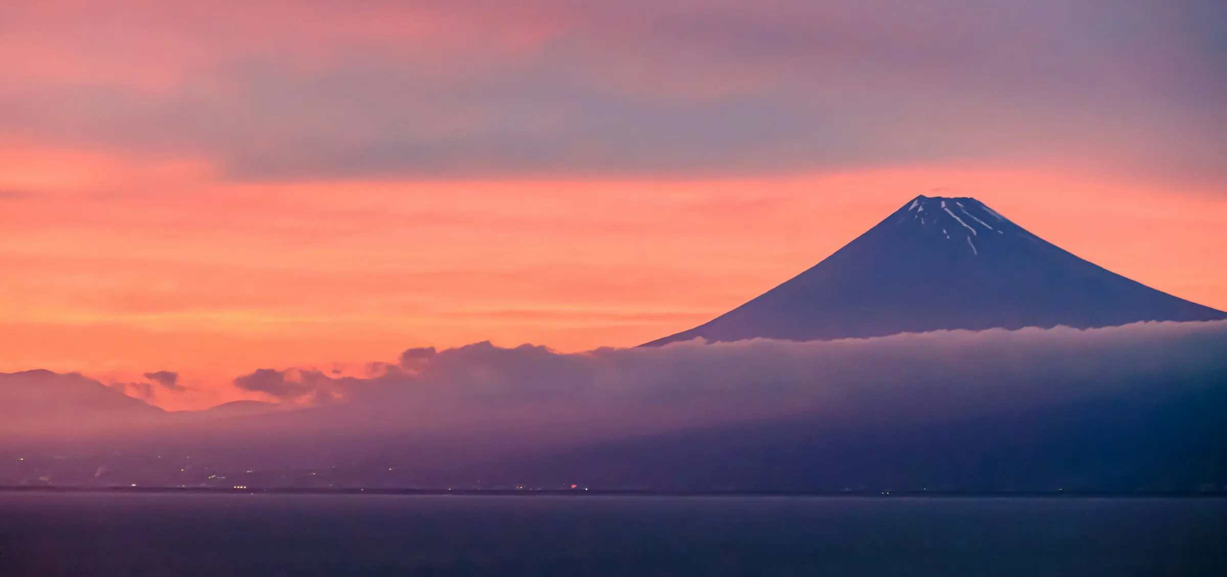 夕焼けに染まる空と富士山